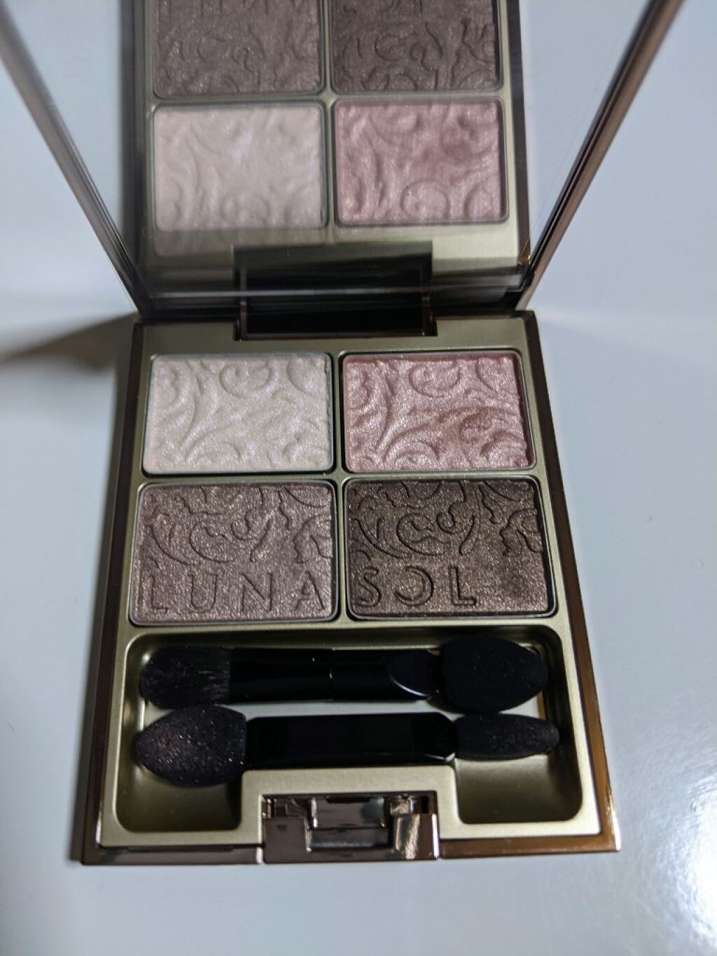 グレイスコントラスティングアイズ/LUNASOL/アイシャドウパレットを使ったクチコミ（1枚目）