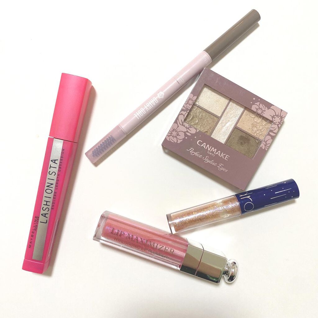 ピンク系パッケージのコスメ集合💕
やっぱピンクはきゅんきゅんたまらないなぁ🥰
*
最近の新入りは　@daisydoll.jpのアイブロウだよ✨
パッケージもかわいいし
1つでペンシルも、パウダー、ブラシがついてるの💕
ペンシルもスルス