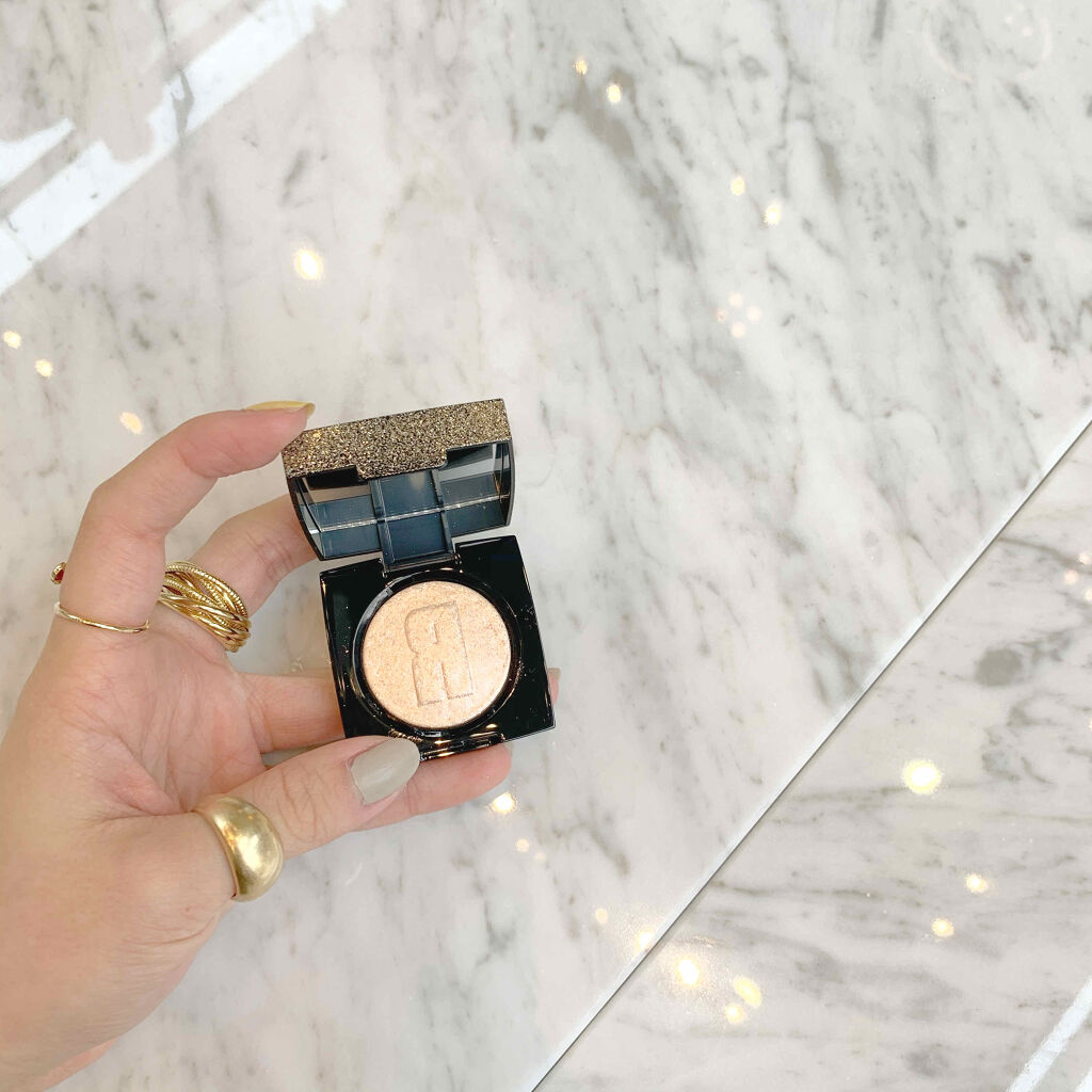 【目元が透き通る】
毎日メイクに欠かせない可愛すぎる大粒のラメが可愛いアイシャドウ

馴染ませたい時は一番最初にアイホールに
際立たせたい時は一番最後に仕上げにのせます♡



#RAREKIND 
#アイシャドウ
#ラメアイシャドウ 
#