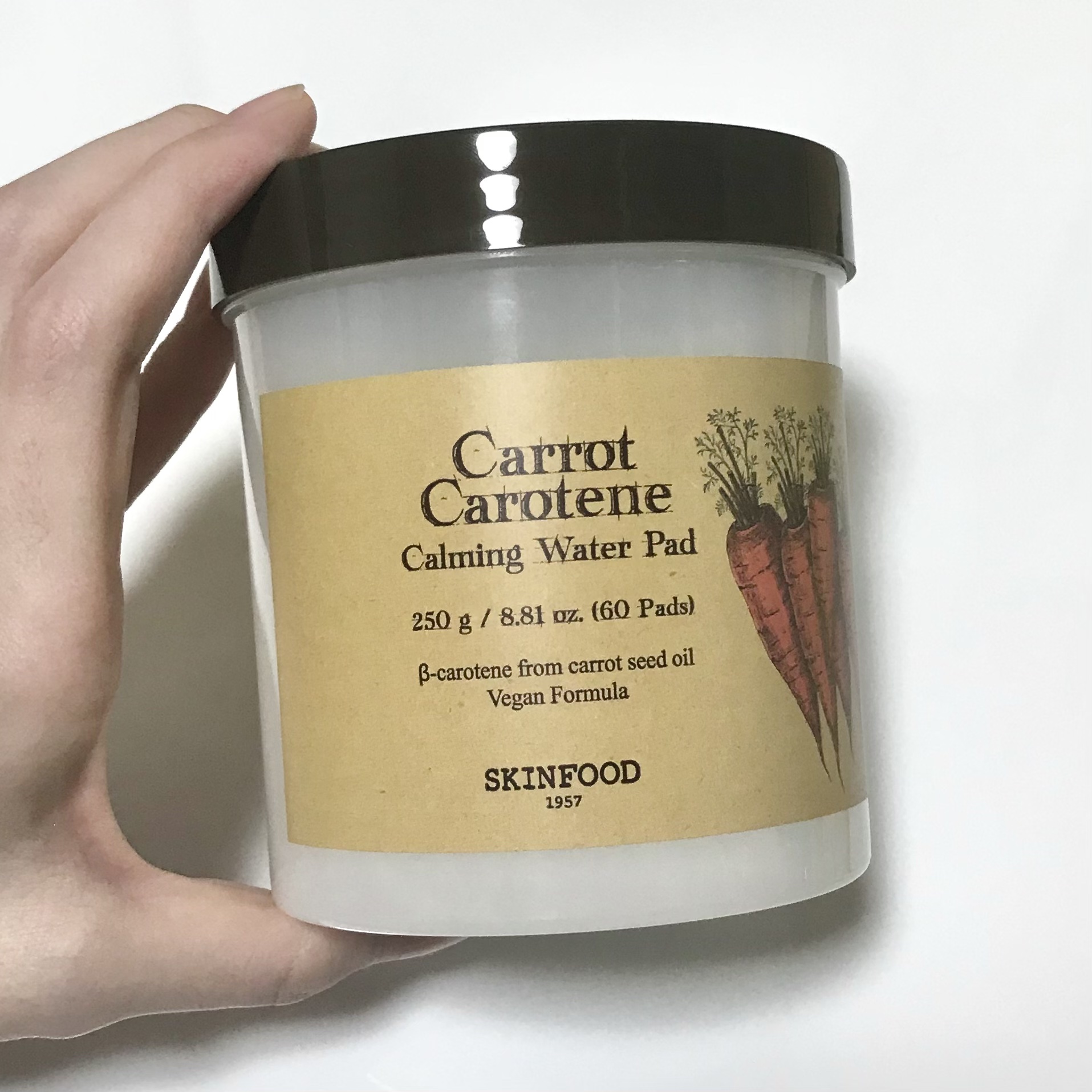 ふかふかキャロットパットでお肌をクールダウン❄️

スキンフードから出ている大人気トナーパット💓

お家に届いた時予想に反して容器が大きめでびっくりしたけどその分なかの液体もヒタヒタたっぷり入っていたよ😊

たっぷり60枚入りでコットン