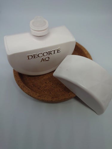 DECORTÉ AQ ハンドエッセンスのクチコミ「高級感あふれるパッケージのハンド美容液✨
ハンドクリームではなく、ハンド美容液という辺りが期待.....」（2枚目）