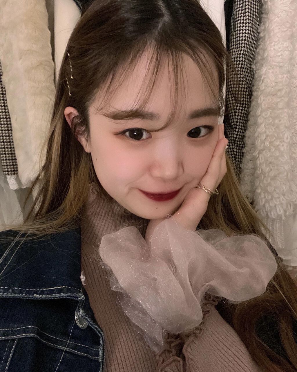 私はR-01のカラーを使って、
春っぽメイクをしてみました🌸♡

マットすぎず、ラメ感すぎず、
職場とかにも使えそうな色味だと思いました！
4月からの新生活にも一つあったら、
大活躍しそうです！！✨✨

DAISY DOLL by MAR