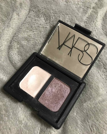 #NARS のデュオアイシャドー。色は確か3924。
一年ほど前に買ったのですが、これが私のNARSデビュー品でした。

あまり濃い色味でもないし、可愛いなと思い購入。
これが思っていた以上に非常に優秀