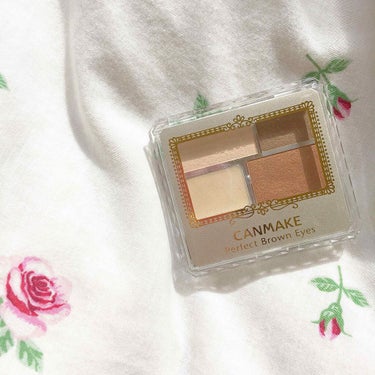 《CANMAKE 　Perfect Brown Eyes 03》

キャンメイクのラッキーバッグに入ってたものです🎀
ほんとに、すっごい使える！
ベース（左下）がクリームアイシャドウになってます☺︎

