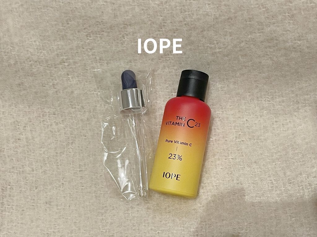 IOPE (アイオペ) ビタミンC23を
使ってみました✨🤍

たった7日間で効果が実感できる！
ビタミン誘導体ではなく
純粋なビタミンC23%と高配合されてます😎

(見た目)
グラス瓶で作られており、
色はビタミン！って感じの色です