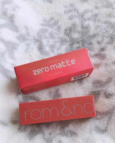 初投稿になります！

rom&ndのzero gram lipstickのeveningを買いました！

めっっっちゃ可愛いです！

発色もいいし、何より全くつけている感じがしません！肌荒れもない！

