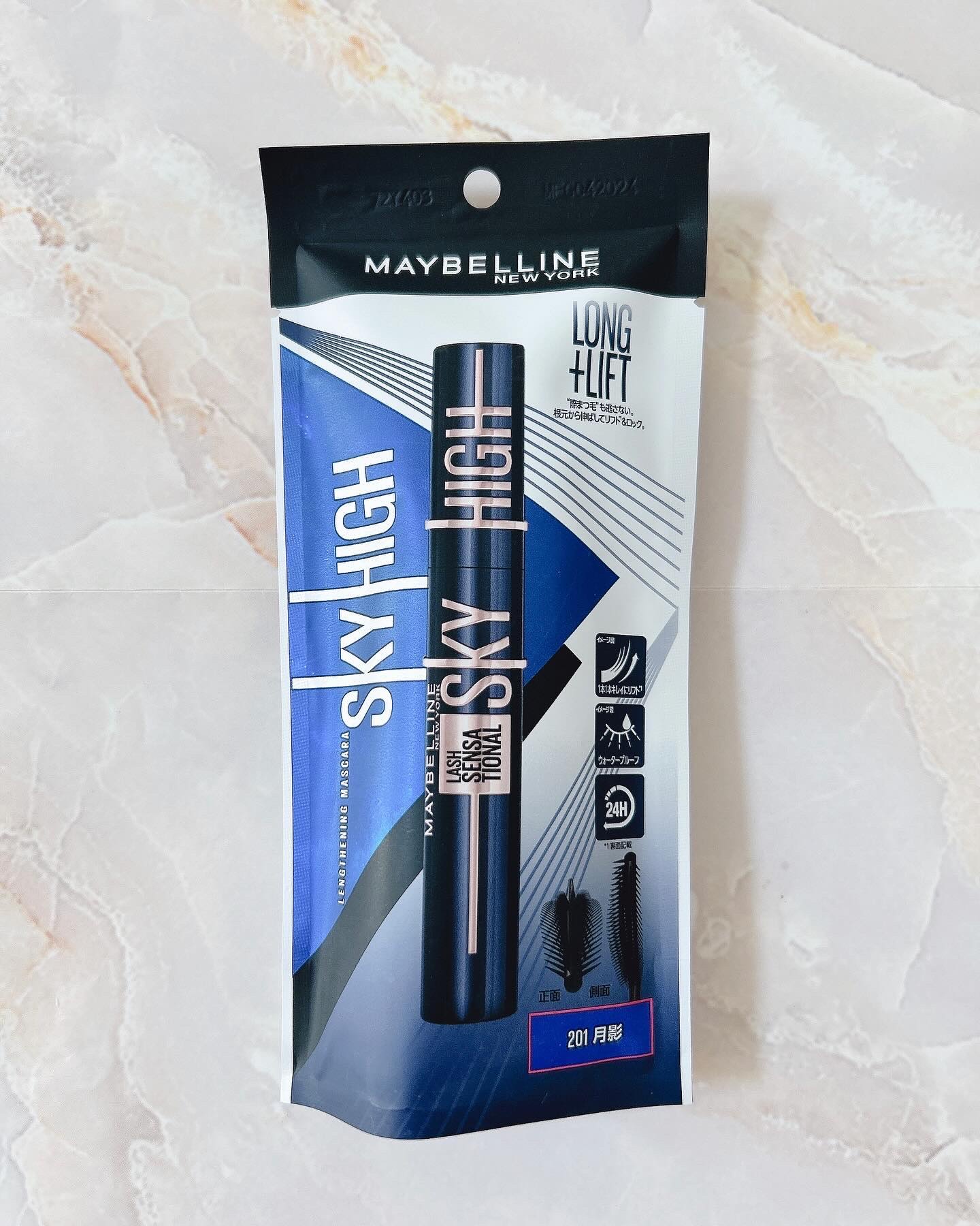 ❤︎︎❤︎︎❤︎︎
⁡
✨　メイベリン　スカイハイ
　　　コスミックブラスト　201 月影　✨
⁡
小田切ヒロさん推しのマスカラ♪
高校生の頃はマスカラと言えば
『メイベリン！』でしたが、大人になってから
あまり使う機会がなく、、、
かなり