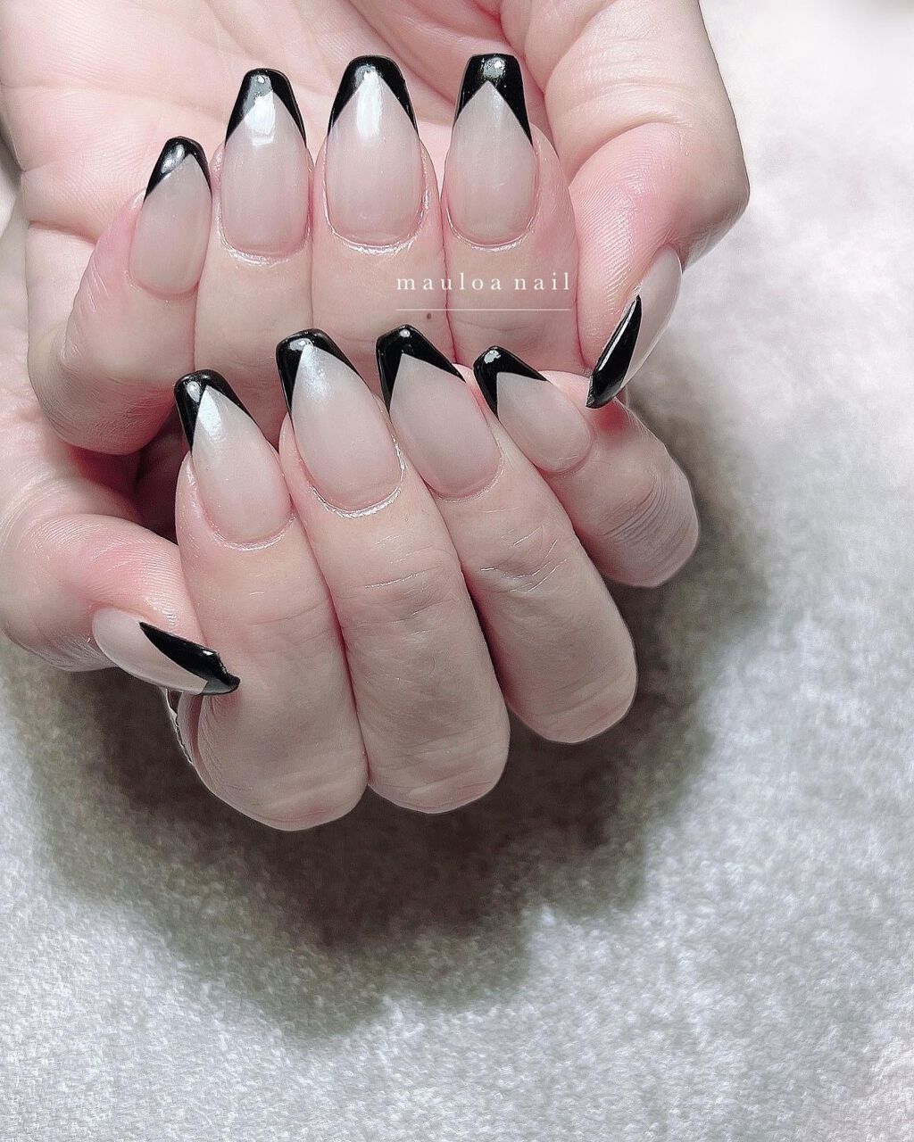 mauloa_nail on LIPS 「・オーロラベースに黒のVフレンチ🤍🤍黒でも細めにいれて綺麗めに..」(1枚目)