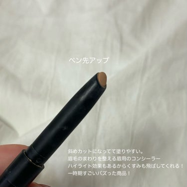 ＼一時期バズったアイテム／
※今回画像の貼る順番間違えてます、すみません。

┈┈┈┈┈┈┈┈┈┈┈┈

Visée
アイブロウエンハンサー
￥1,210(税込)

┈┈┈┈┈┈┈┈┈┈┈┈

一時期バズった眉用コンシーラー！
結構前に買ったけどやっと使い切りそうなので記録用に✍︎


眉毛綺麗にかけない民なので修正必須！
これのおかけでだいぶ助けられた。

眉山の高さ調整やたまにサボると目立つ生えかけの毛を消すのに使ってた😂


スティックタイプで塗りやすいしコンパクトだから
お直し用に持ち運ぶにも便利！

私は眉まわりと涙袋にも使ってた。
ただ涙袋に使うには少し硬いから力が必要で、人によっては痛いと感じるかも。


おすすめな商品ではあるけど個人的に
カラバリ増えてくれたらもっと嬉しいかなと。


#ヴィセ
#アイブロウエンハンサー
#眉用コンシーラー
#ハイライトの画像 その1