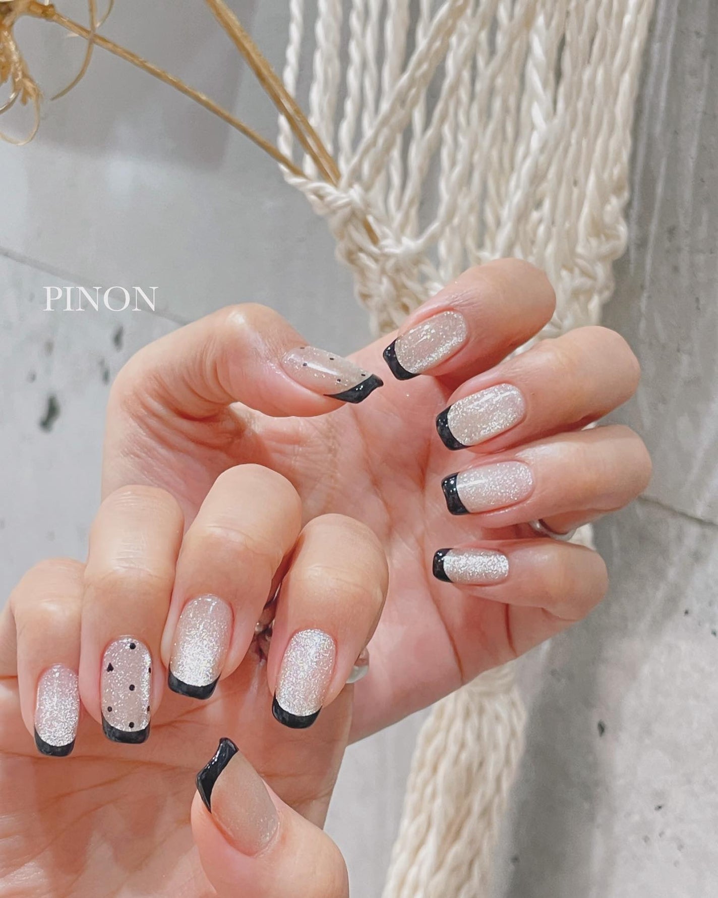 shino on LIPS 「マグネットベースの黒フレンチ☺︎♡ドットにハートが隠れてます^..」(1枚目)