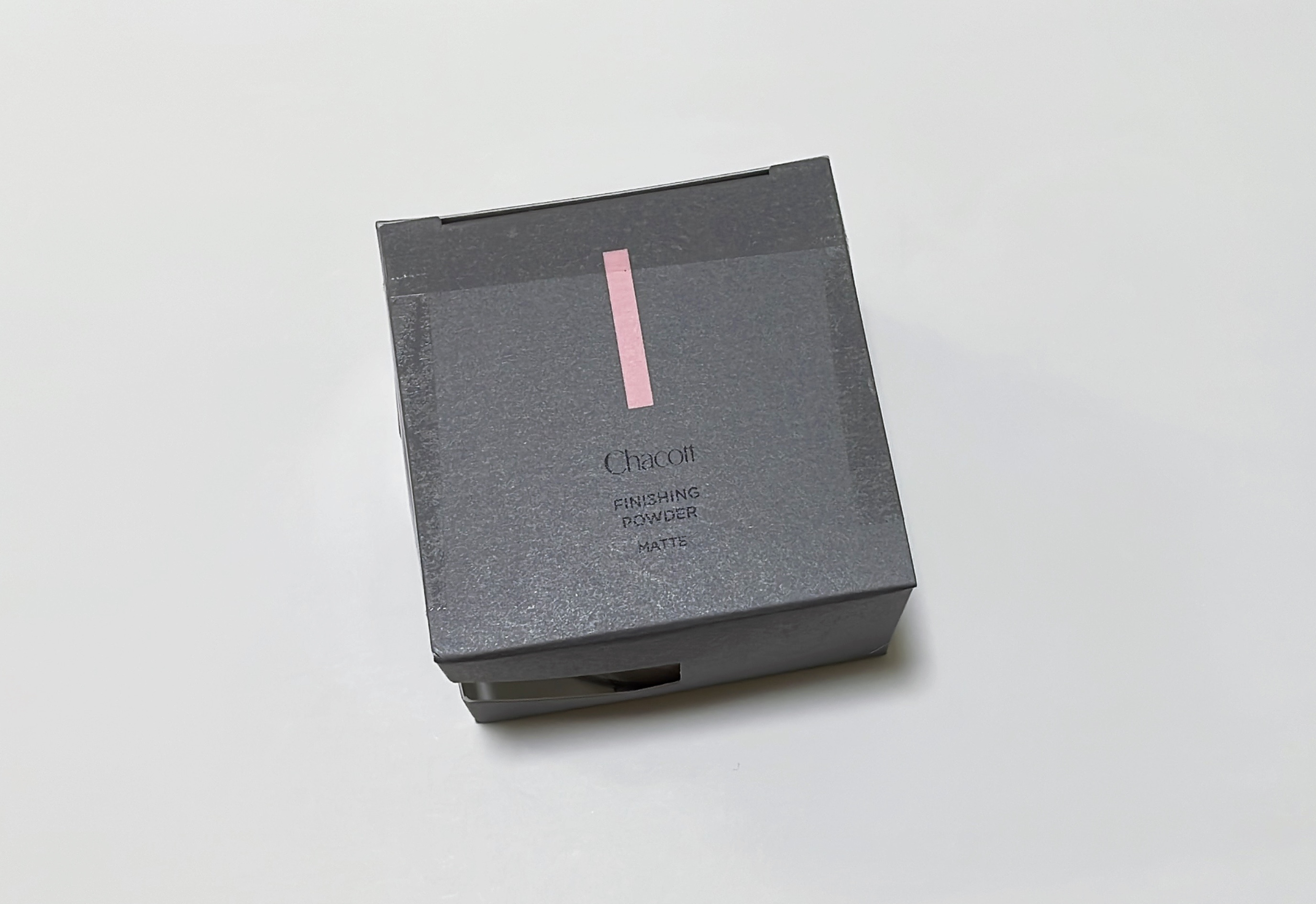 【使った商品】
チャコット・コスメティクス　フィニッシングパウダー マット
【崩れにくさ】
ほぼ崩れないし崩れたとしても綺麗
【カバー力】
なし
【ツヤorマット】
マット
【良いところ】
粉が細かくてさらさら
崩れたとしても綺麗
白浮きし