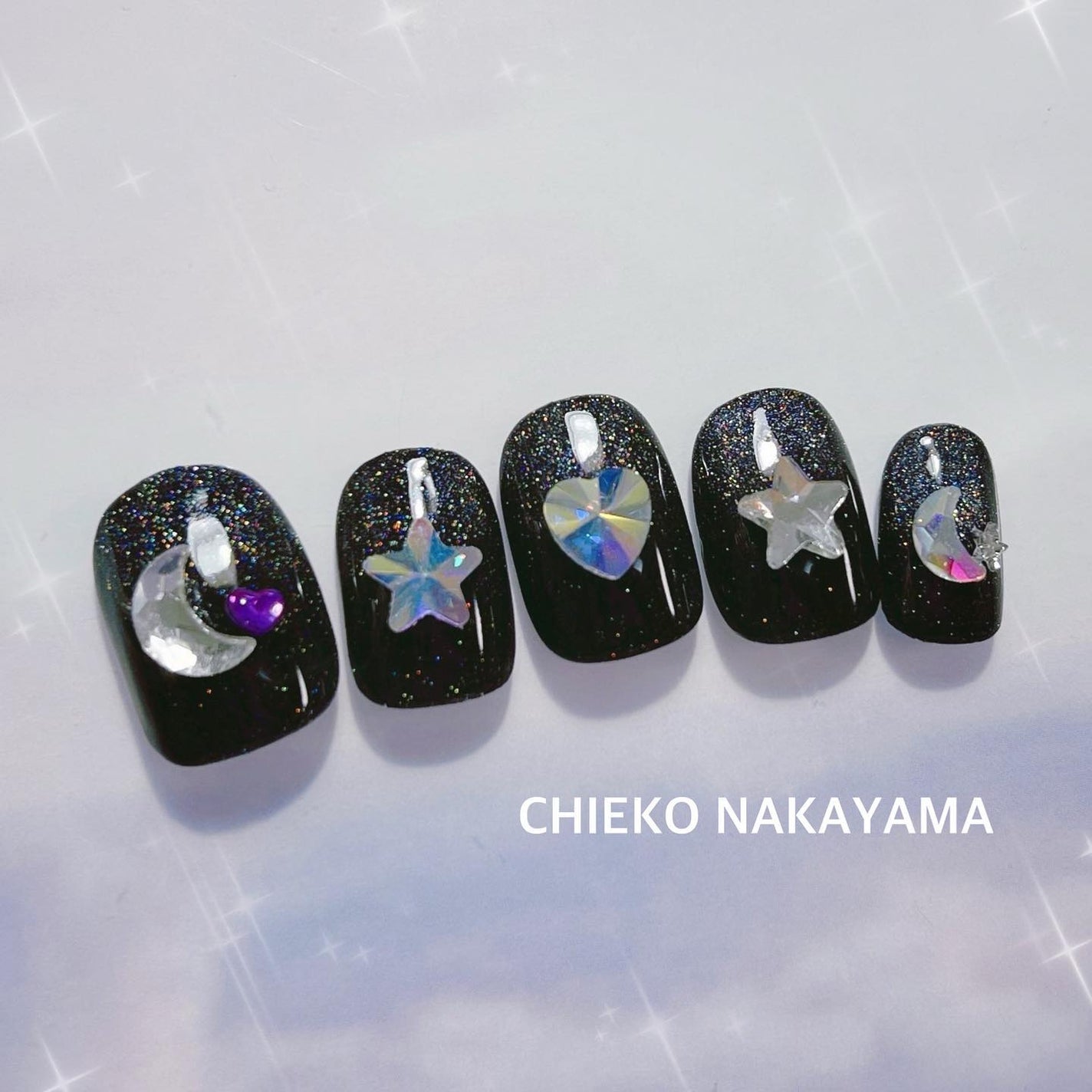 なかやまちえこ on LIPS 「きらきら🌙365日ネイル145日め⠀⠀ストーンは楽天にて。⠀#..」(1枚目)