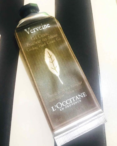 《初投稿》

L'OCCITANE 
ヴァーベナアイスハンドクリーム 30ml

🍃ロクシタン人気NO.1の香り🍃

ですが、私には香りはイマイチ。昔、西洋の魔女が惚れ薬に入れていたハーブの香り。(アラ