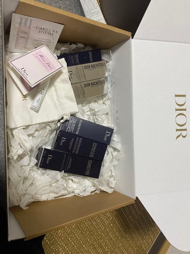 Diorの春…
衝動で買ってしまった。(ファンデーション×2下地×2)

使い切ってから買えばええのに止められんかった。。

 #マスクメイクの相棒  #買って後悔させません 