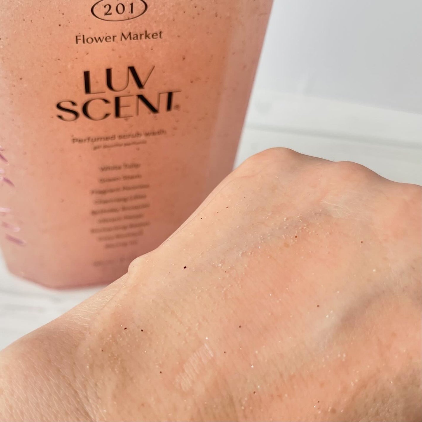 スクラブボディウォッシュ フラワーマーケット ホワイトチューリップ/LUV SCENT/ボディスクラブを使ったクチコミ(4枚目)