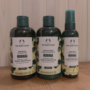 大好きなTHE BODY SHOPのモリンガからヘアケアが
登場♡

ーヘアシャンプーー
髪の絡まりやきしみを最小限にとどめ、うるおいを守りながら輝きのあるサラつや髪へ導く豊かな泡立ちのヘアシャンプー。乾燥によりパサつき、ごわつく髪を、サラサラでつやのある髪に仕上げます。

ーヘアコンディショナーー
やわらかく指通りの良いサラつや髪へ導くヘアコンディショナー。重さのないサラサラの指通りと、ヘルシーに輝く髪に導きます。

ーヘアミストー
髪に瞬時にうるおいと輝きを与えサラつや髪に導く、優しく清らかなモリンガの香りのヘアミスト。乾燥によるパサつきやごわつきを和らげ、サラサラでつやのある髪に仕上げます。


《こんな髪悩みをお持ちの方におすすめ》
・髪につやが欲しい
・髪のきしみ、乾燥が気になる
・枝毛、切れ毛が気になる


まとめ買いでヘアミストが半額になるキャンペーンを
やってたので迷わず購入✨

もうすっごい良い香り♡


シャンプーはキシむので、細くて柔らかい繊細な
髪質の人だと傷む原因になるかも💦
きめ細かくてクリーミーな泡立ち。
ホワホワ柔らかいので髪にしっかりまとわりついて
最小限の摩擦で洗えそうだと思いました。


コンディショナーは結構サラサラしてます。
ギリ液垂れしないくらい。
シャンプーでキシんだ髪をみるみるトゥルトゥルに
してくれます✨

シャンプーやコンディショナーの香りを無にする
髪質なんですが、このシリーズは乾かしたあとも
フワッと、でもしっかり香る🌼
あとからフレグランスで香り足さなくてもめっちゃ
女子の匂いする〜♡


ヘアミストはもう最高すぎます。
毛先に付けるとパサついてた髪が一気にうるおいます。
しかもホワイトフローラルの素敵な香りが♡
ドライヤーのあとに使うと香り長持ち。

気分転換したいときにも大活躍✨
ミニサイズ出してほしい。
#ツヤ髪 肌髪ツヤツヤ #ヘアケア #アウトバスルーティン の画像 その0