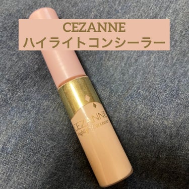 CEZANNE ハイライトコンシーラー

【使った商品】
クリアベージュ(1種類のみ)

【商品の特徴】
748円(税込) 3種の偏光パール配合 保湿成分配合

【使用感】
少しこっくりめのコンシーラーで伸び自体もそこまで
広範囲には伸びない
口角のくすみ飛ばしには液がこっくり過ぎ
私のクマでは光で飛ばす事も難しかった
軽いくすみや薄いシミ、鼻下の赤み程度のカバーは
出来る
ファンデーション前に鼻筋や頬の高い所に使用すると自然な立体感が作れた
パールのチラチラとしたかなり控えめな光りなので
至近距離て見てもパール感が無く浮かない仕上がり

【良いところ】
自然な立体感を出せる
パールが控えめなので浮かない

【イマイチなところ】
口角のくすみやクマへの隠しには向いてない

【どんな人におすすめ？】
コンシーラーで自然な立体感を出したい方 
ガッツリカバーは不要なノーファンデの方 おすすめ

【使い方】
パウダーファンデーションの場合
化粧水下地→クマ・毛穴のコンシーラー→
ハイライトコンシーラー→パウダーファンデーション

リキッド・クリーム・ファンデーションの場合
化粧下地→クマ・毛穴のコンシーラー→
ファンデーション→ハイライトコンシーラー

点置きしてパフ等で馴染ませる様に広げていくと
調節しやすい
鼻根に点置き1つ、パフで馴染ませる様に鼻筋に
向かって伸ばしていくと自然に鼻が高く見えて
ノーズシャドウ入れなくても良い位の仕上がりだった
逆に入れてしまうと、やりすぎ感も出てしまうので
ノーズシャドウ入れる際は鼻先か、鼻筋はほんの少し位でいいと思うの画像 その0