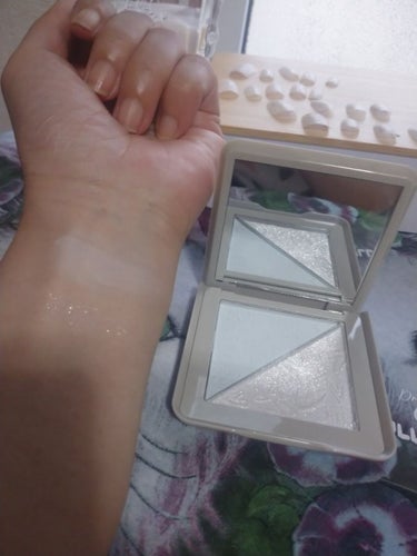 xixi SCULPTURE HIGHLIGHTER CONTOUR LOTIONのクチコミ「xixi
GLOW ILLMINATE

ブルーと白ラメのハイライトで
透明感すごいです💄02.....」（2枚目）