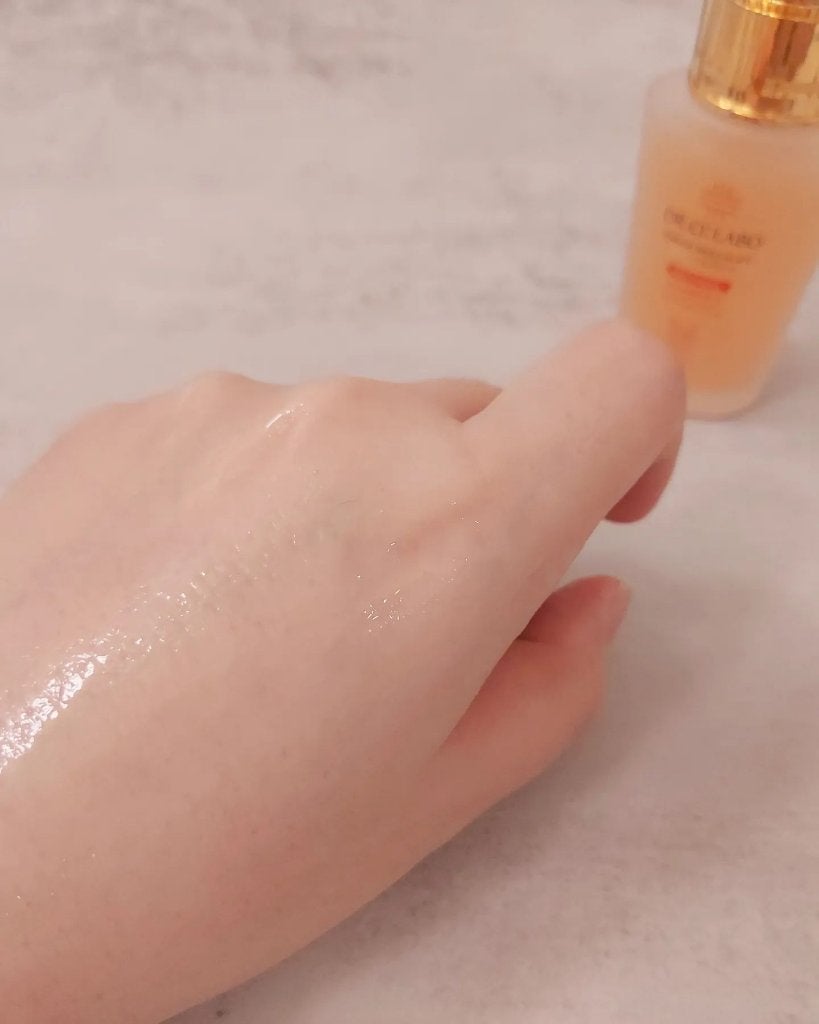 小石川恋【フォロバします】 on LIPS 「キレイな2層の美容液。シャカシャカ振ってから使うよ✨毎回降るか..」(3枚目)