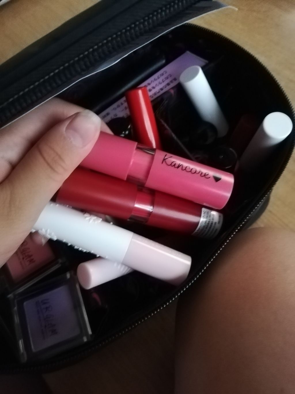 さくらんぼ🍒 on LIPS 「これ…私のメイクポーチです。。!😔汚い色々あるのできれいに整理..」(3枚目)