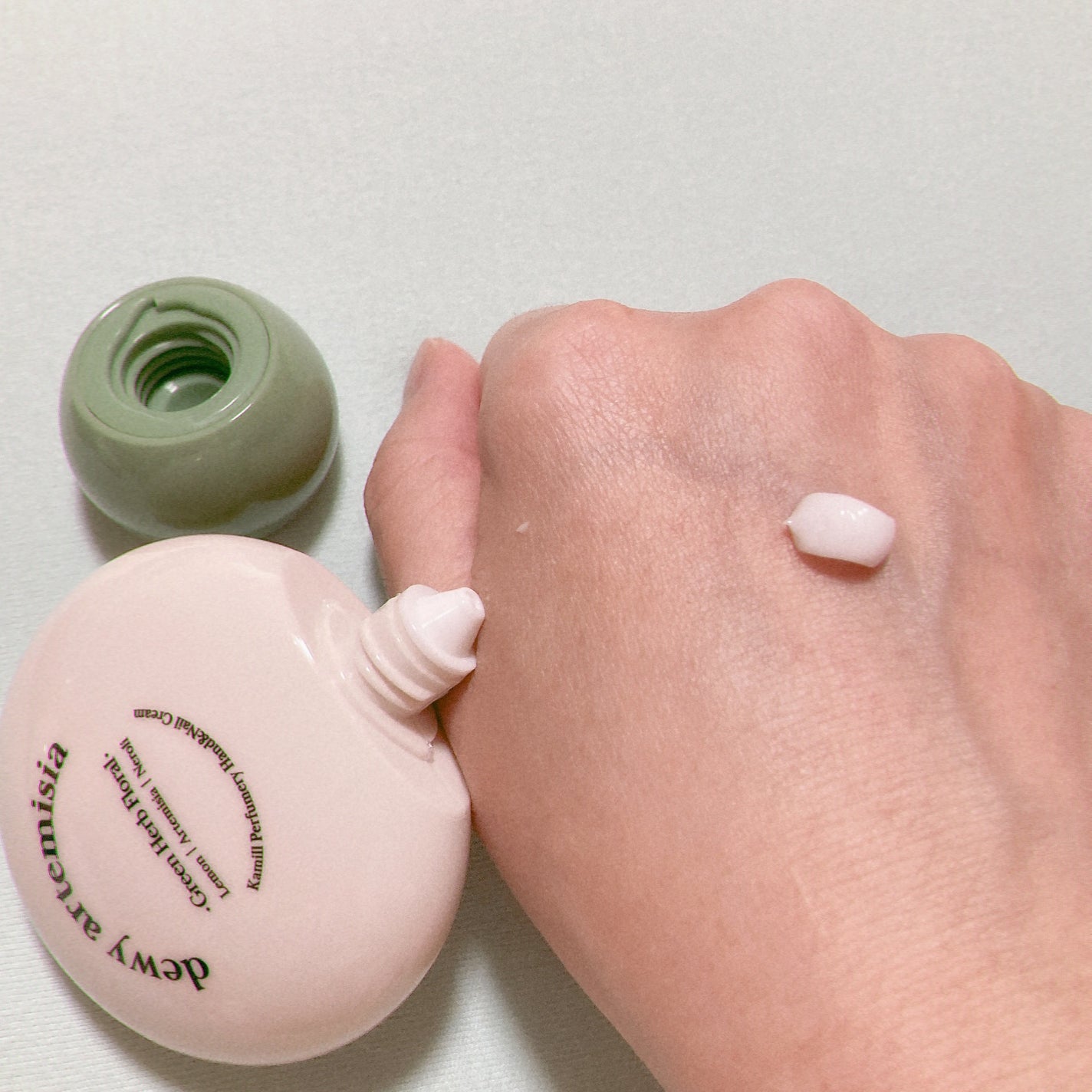 パフューマリー ハンド&ネイルクリーム デューイアルテミシア 50ml/カミール/ハンドクリームを使ったクチコミ(6枚目)