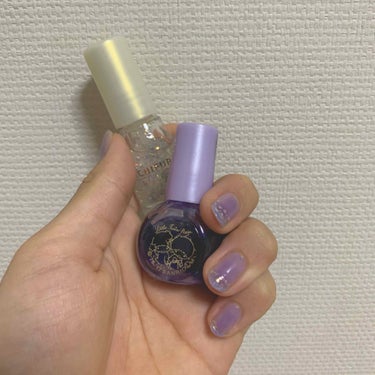 ダイソーに売ってるサンリオのマニキュアを使ってみました〜🥰
一度塗りだとめちゃくちゃ薄くて、体調悪い人みたいな爪になります笑🥶
でも、薄いのでグラデーションがめちゃくちゃしやすいです！
写真だと分かりに