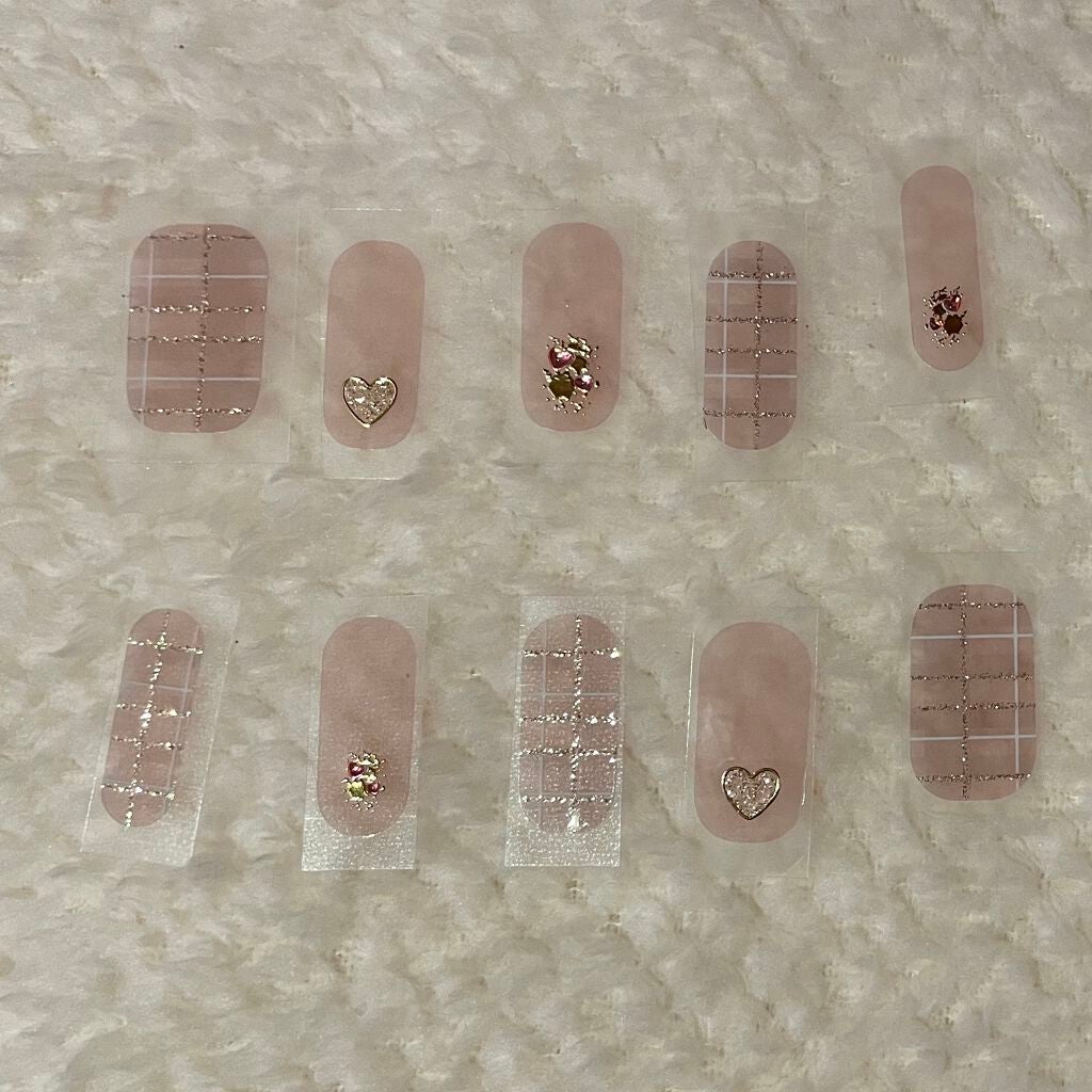 あーのっつぇฅ•ω•ฅ on LIPS 「120円で作る透け感ピンクデートネイル皆さんこんにちは。沢山の..」(2枚目)