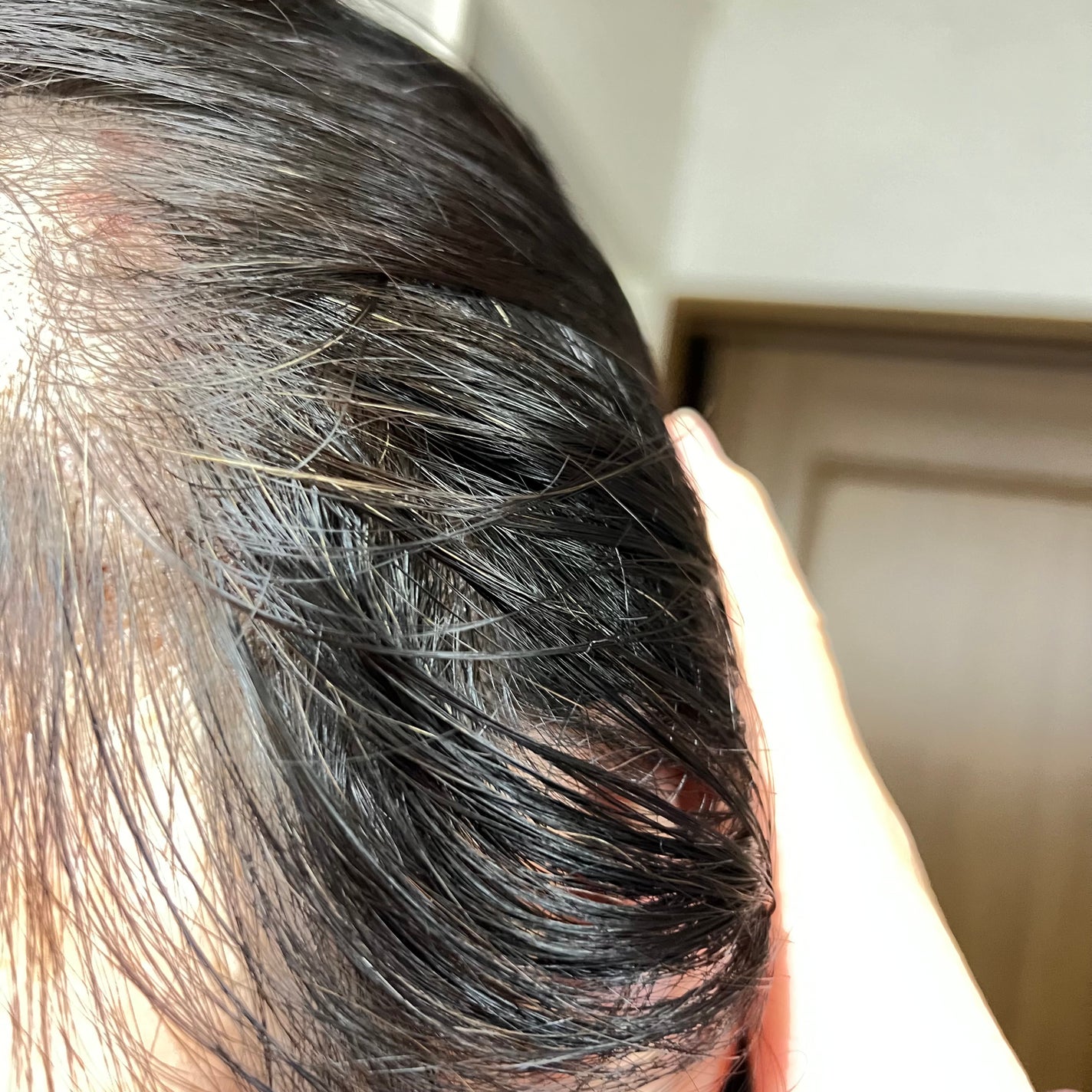 ミスクレオ on LIPS 「何げに鏡に写っている自分の髪に白髪を見つけるとテンションダダ下..」(6枚目)