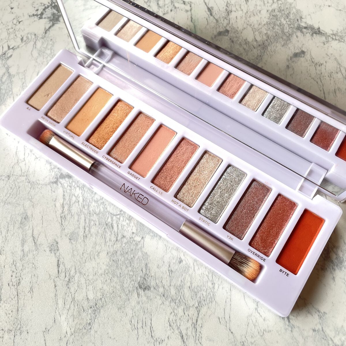 アーバンディケイ ネイキッド サイバー アイシャドウ パレットのクチコミ「アーバンディケイのNAKED CYBER EYESHADOW PALETTEを使ったメイク。
.....」（2枚目）