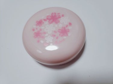 ⭐エテュセ　スキンケアパウダー　⭐
限定の桜です🌸
メイクする前にいつもは日焼け止め塗ってから
24時間大丈夫なパウダーはたいてたんだけど、
それがもうすぐなくなりそうなので新しくこれにしました！
よか