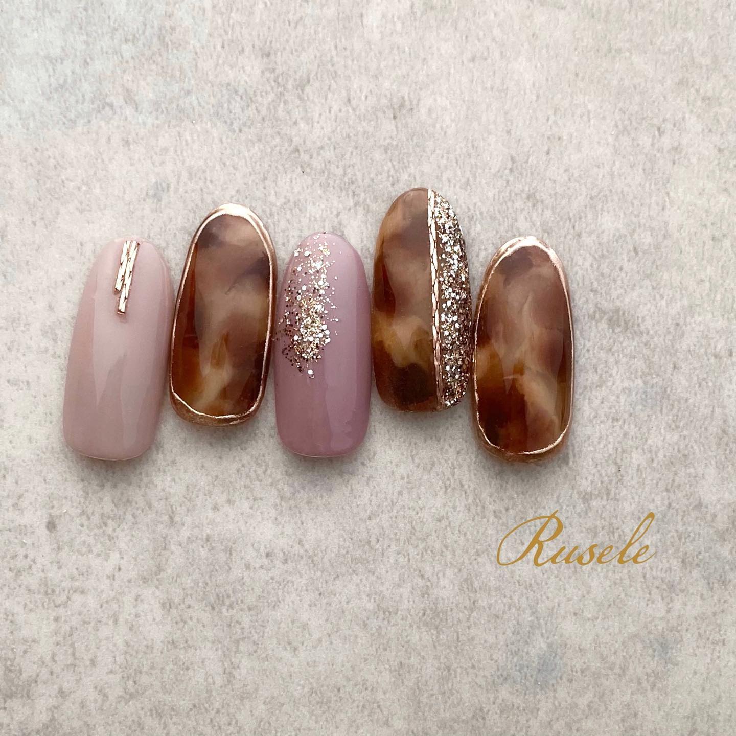 #べっ甲ネイル,#くすみネイル,#ネイル,#ニュアンスネイル,#グリッターネイル,#ミラーネイル,#マットネイル,#ナチュラルネイル,#チェーンネイル,#大人ネイル,#女子ネイル,#上品ネイル,#ラメネイル,#オフィスネイル,#トレンドネイル,#冬ネイル,#ストーンネイル,#秋ネイルのネイルデザイン