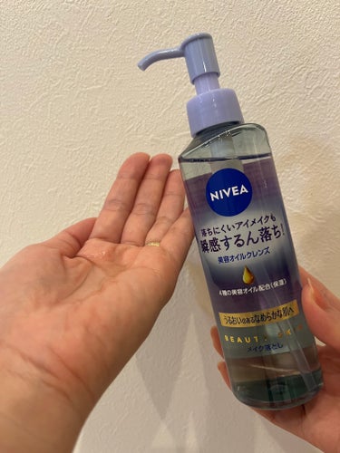 ⚪️NIVEA クレンジングオイル ビューティースキン（195ml）

ニベアさまからいただきました✨

サラサラのオイルでメイクによくなじんで瞬感するん落ち👀💜

瞬感乳化技術（瞬感的に乳化することを実現した成分の組み合わせ•配合量のこと）ですすぎと同時に乳化!😮💙

指滑りの良いつるさらオイルだから、するんと素早くメイクや毛穴汚れになじむよ🌟

香りにもこだわっているらしく、ベルガモット•レモングラスに加えてジンジャーやシナモンのアクセントな香りも癒される〜🥰✨

4種の美容オイル（保湿）配合だから洗い上がりも突っ張ることなく使えたよ🧡

濡れた手もOKというところもありがたいな👏🧡

#モニター企画_ニベア美容オイルクレンズ#クレンジングオイル#ニベア#メイク落とし#クレンジングの画像 その1