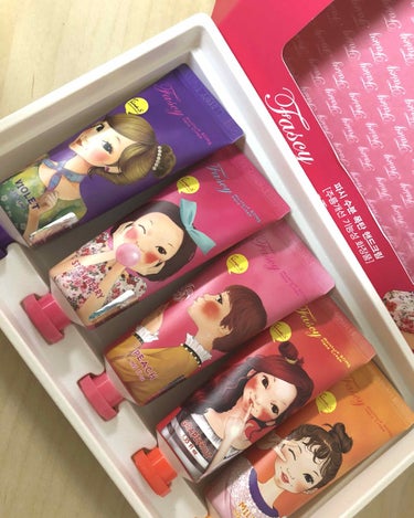 FASCY  MOISTURE BOMB HAND CREAM

パッケージがかわいすぎる…(๑>◡<๑)
ハンドクリームはたくさん使うのでセット品を購入しました。

付けてすぐは香りが強くコレはちょっ