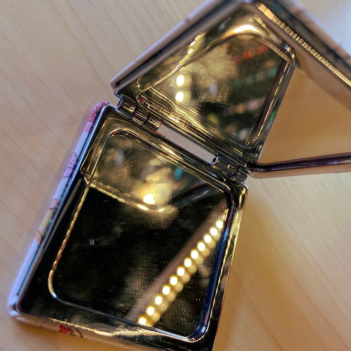 ユキ on LIPS 「すごいこの鏡🪞オススメ‼︎持ち運びにもいい!!上の鏡は大きく見..」(2枚目)