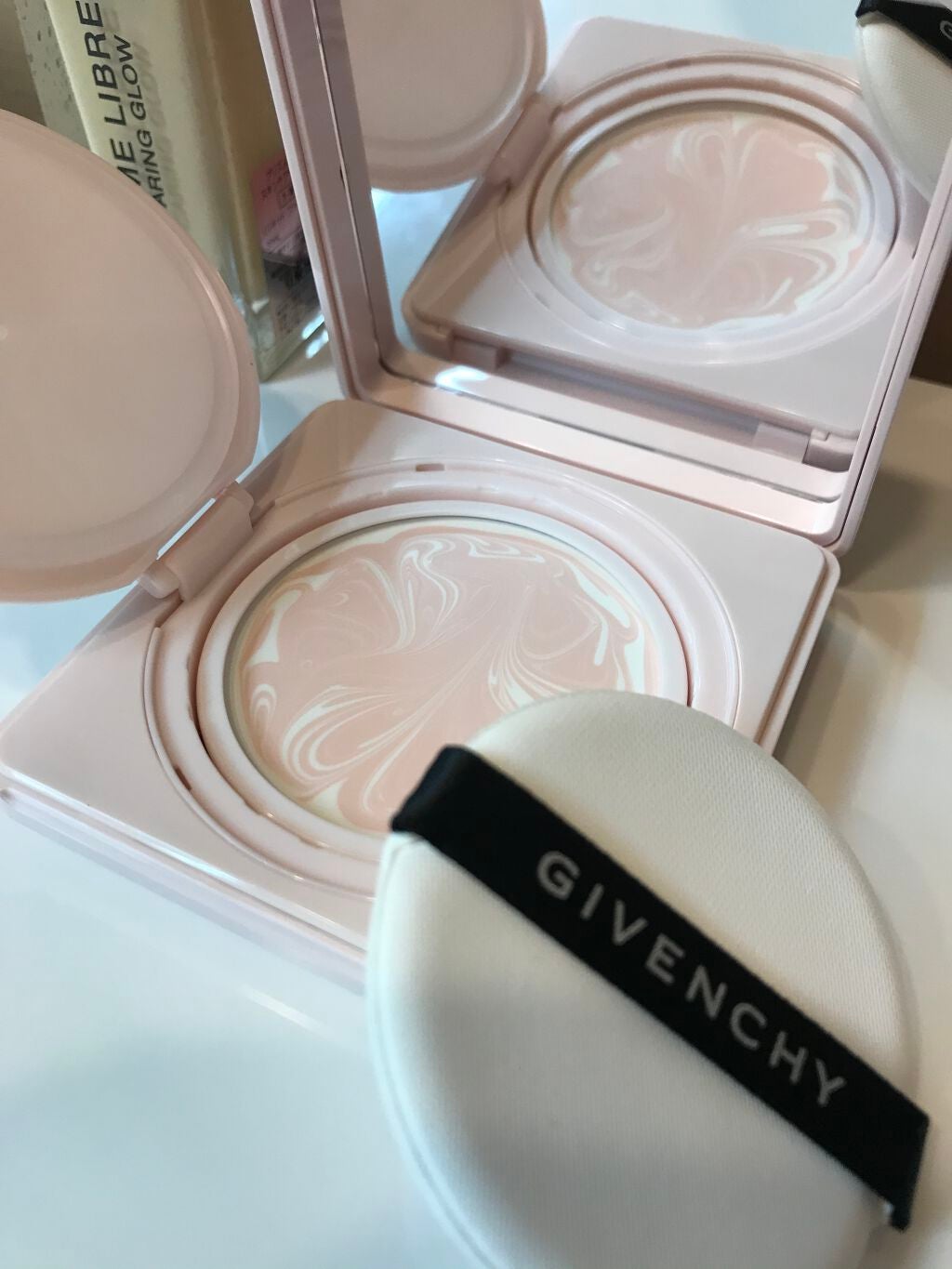 プリズム・リーブル・スキンケアリング・グロウ/GIVENCHY/リキッドファンデーションを使ったクチコミ(2枚目)