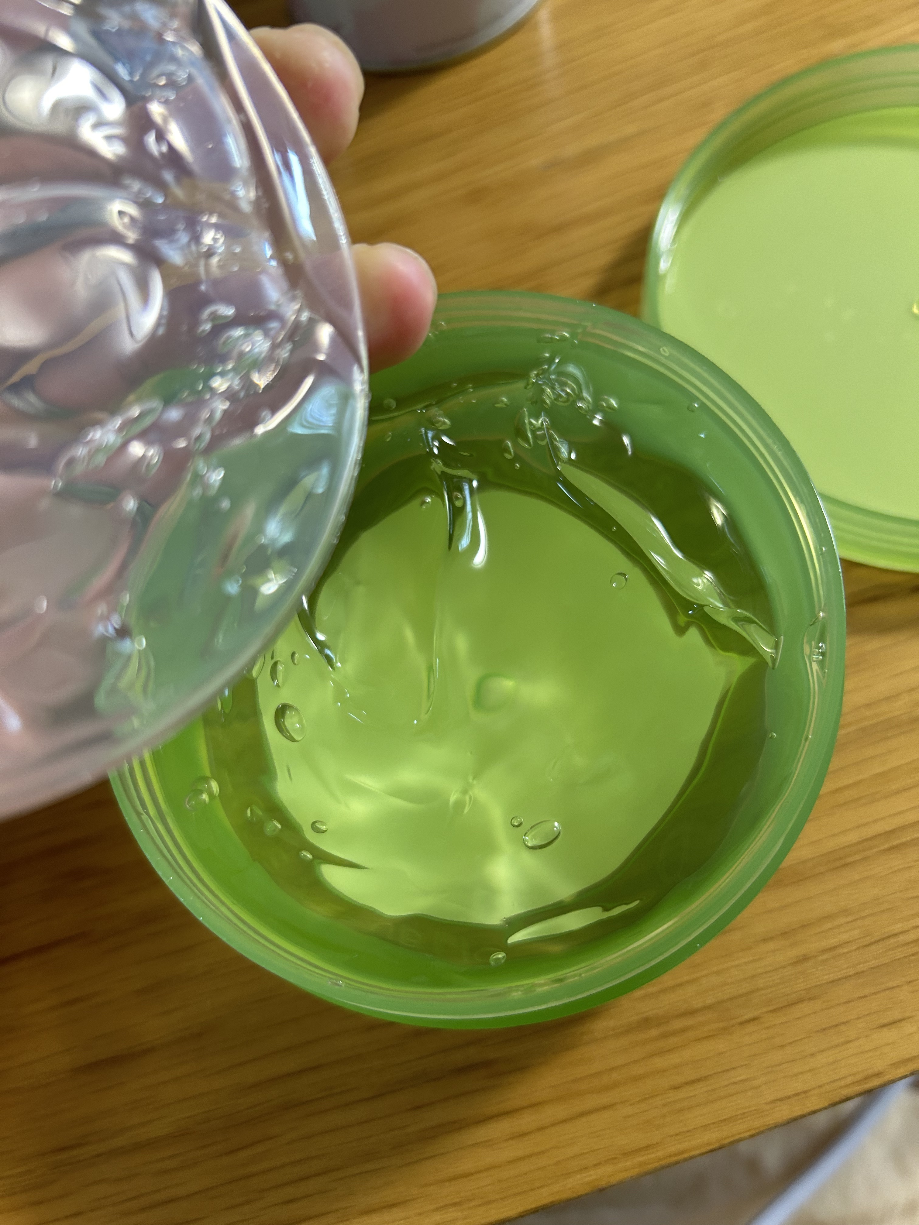 マイルド＆モイスチャーアロエジェル/ネイチャーリパブリック/ボディローションを使ったクチコミ（2枚目）