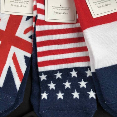 コスメでもなんでもないけど
可愛くて気に入ったので投稿させてください。

こちらの国旗の靴下は
キャンドゥで100円(税抜)で購入しました✨

カナダ！可愛い！ジャマイカ可愛い！
あと日本とかスウェーデ