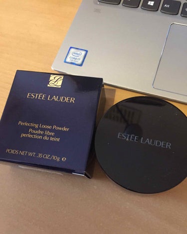 ESTEE LAUDER パーフェクティング ルース パウダーのクチコミ「エスティーローダーのルースパウダー。
とても軽いつけ心地で、パウダーの粒子はとても細かく、少量.....」（1枚目）