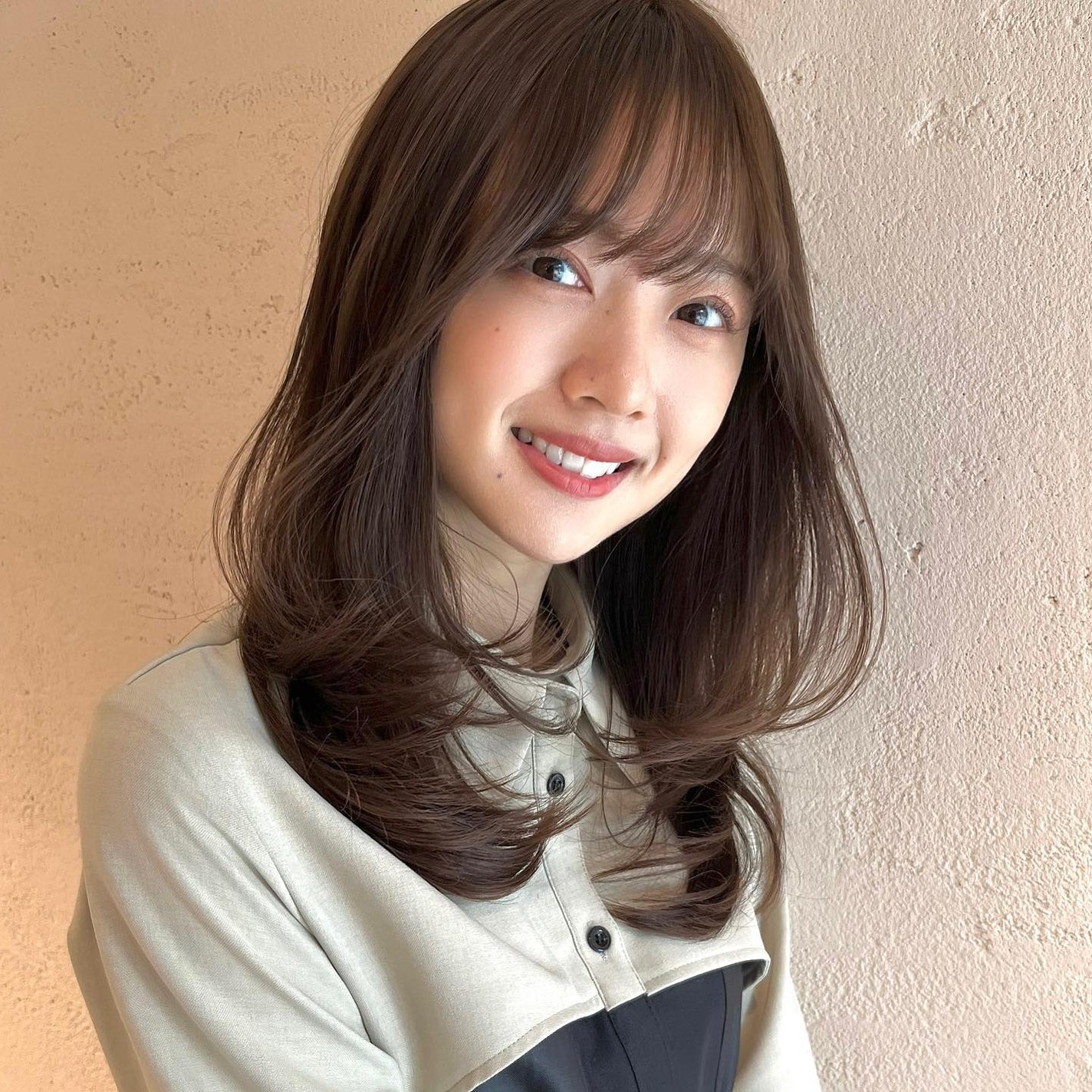 HARUNA on LIPS 「.大人なナチュラルヘア✨.少し🤏低めのレイヤーをワンカールでお..」(3枚目)