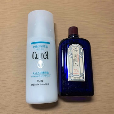 左Curel 乳液
右明色化粧品　明色 美顔水 薬用化粧水

中学から高校にかけて頬のニキビが大量にできてしまいProactiveやDHCのニキビ薬を使っていたが初めは効果があり、だんだんと使用していく