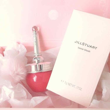 JILLSTUART Loose Blush 03
cherished love 大切な人との愛情のようにピュアなトゥールレッド

頰にのせる仕草まで女性らしく、コットンキャンディのようなルーズタイプの