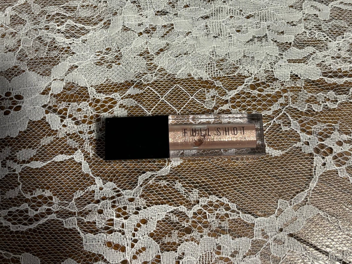 はるか on LIPS 「アピューグリッター懐かしコスメザクザクラメのアイシャドウ瞼に乗..」(1枚目)