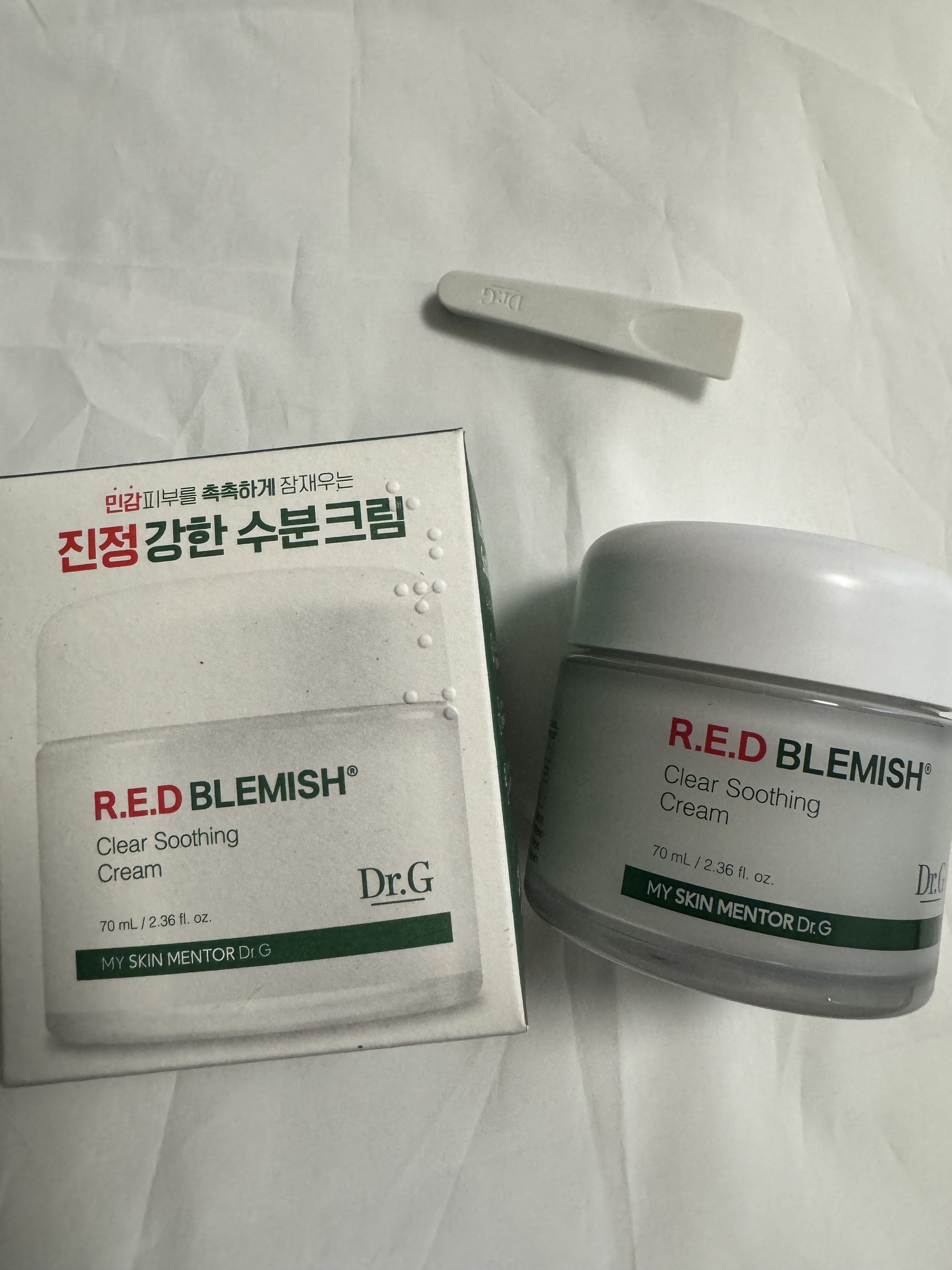 Dr.G様より、レッドブレミッシュクリアスージングクリームをいただきました。
10種類のシカ成分配合、肌荒れケアにぴったりな水分クリームとなっております。
ぷるっとしたテクスチャーで、伸びが良く馴染みもいいです。香りもなく使いやすく感じまし