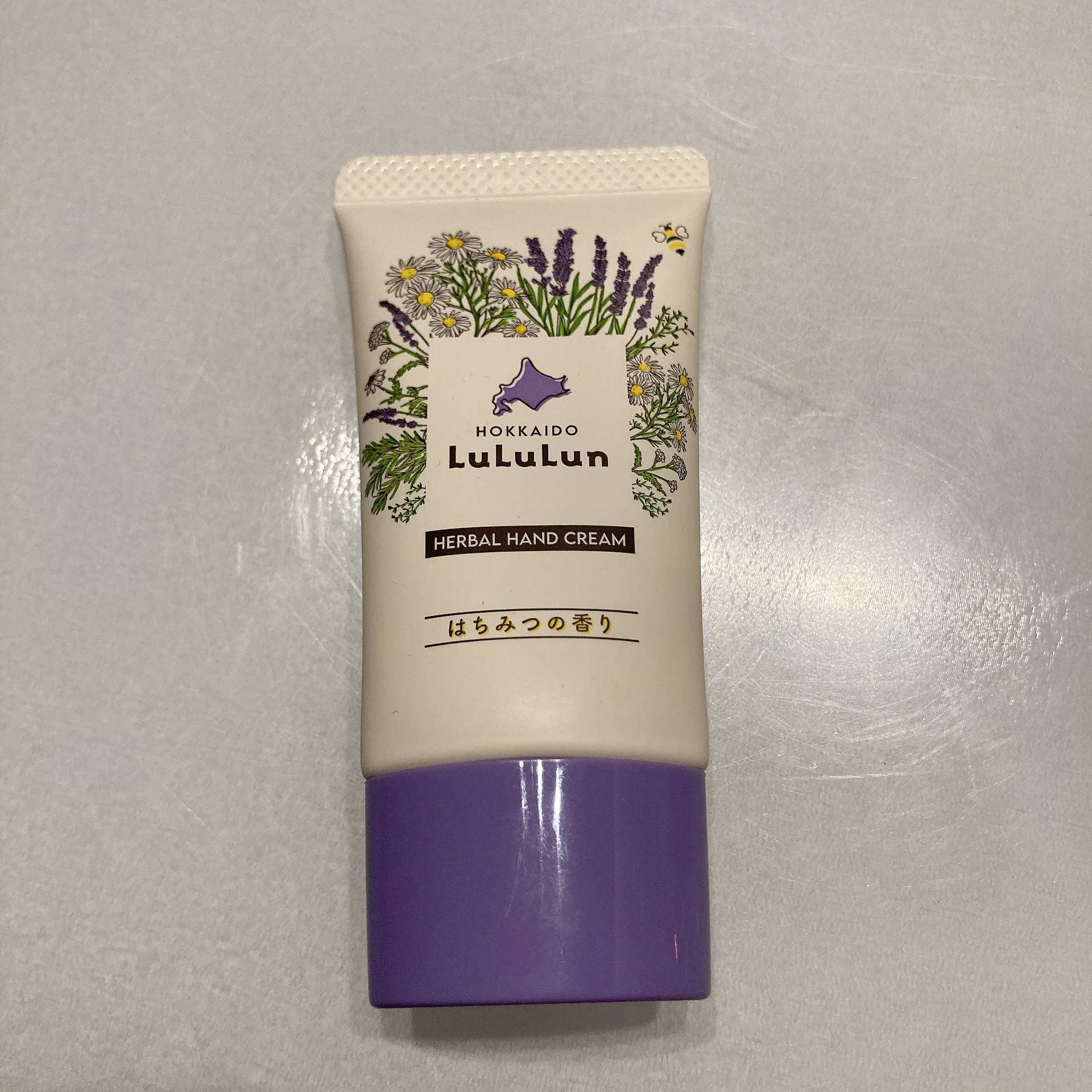 北海道旅行の際に購入！

手に塗った瞬間、はちみつのいい香り🍯

価格もお手頃でまた次北海道に行った時には
買いたいアイテムです！

#ルルルン#ハンドケア #北海道ルルルン ハンドクリーム
#はちみつの香り
#ハンドクリーム

