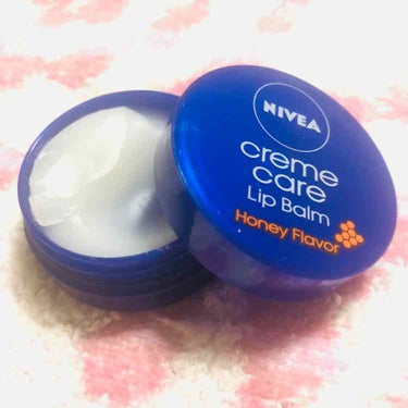 

NIVEA
クリームケアリップバーム
はちみつの香り


荒れていた唇が治りました。
軽めのテクスチャーなので指で軽く取れて
唇のにのせると溶けるように塗れました。
匂いは甘めのはちみつの香りです。