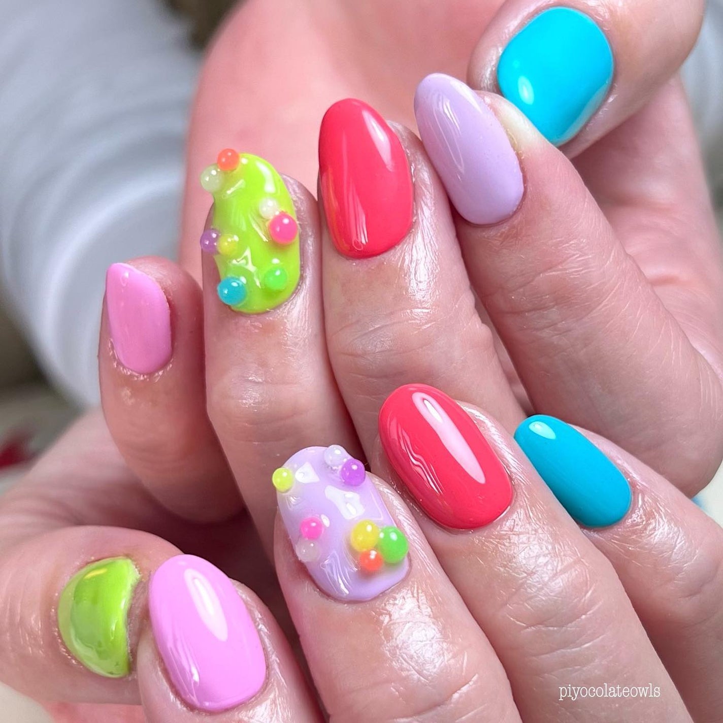 ぴよこれいと あうるす on LIPS 「カラフルマットなワンカラーネイル。可愛い🥹💜❤️💚🧡💙🤍🤎暗闇..」(2枚目)