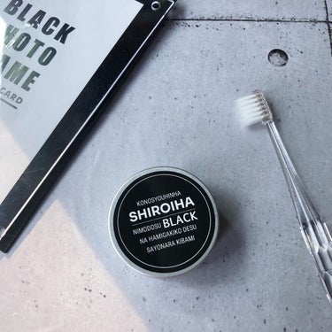 SHIROIHA BLACK

ホワイトニングに特化した、オーラルケアブランドの、SHIROIHA。
歯を守って白くする、ホワイトニング歯磨き粉です。黒い炭のような、粉状のものを歯ブラシにつけて、歯を磨