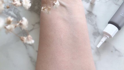 PLuS インテンシブリフト アイクリームのクチコミ「テクスチャーは、程よい固さのある白いクリーム。
程よく伸びて、
目元にぴたっとくっついて
.....」(2枚目)