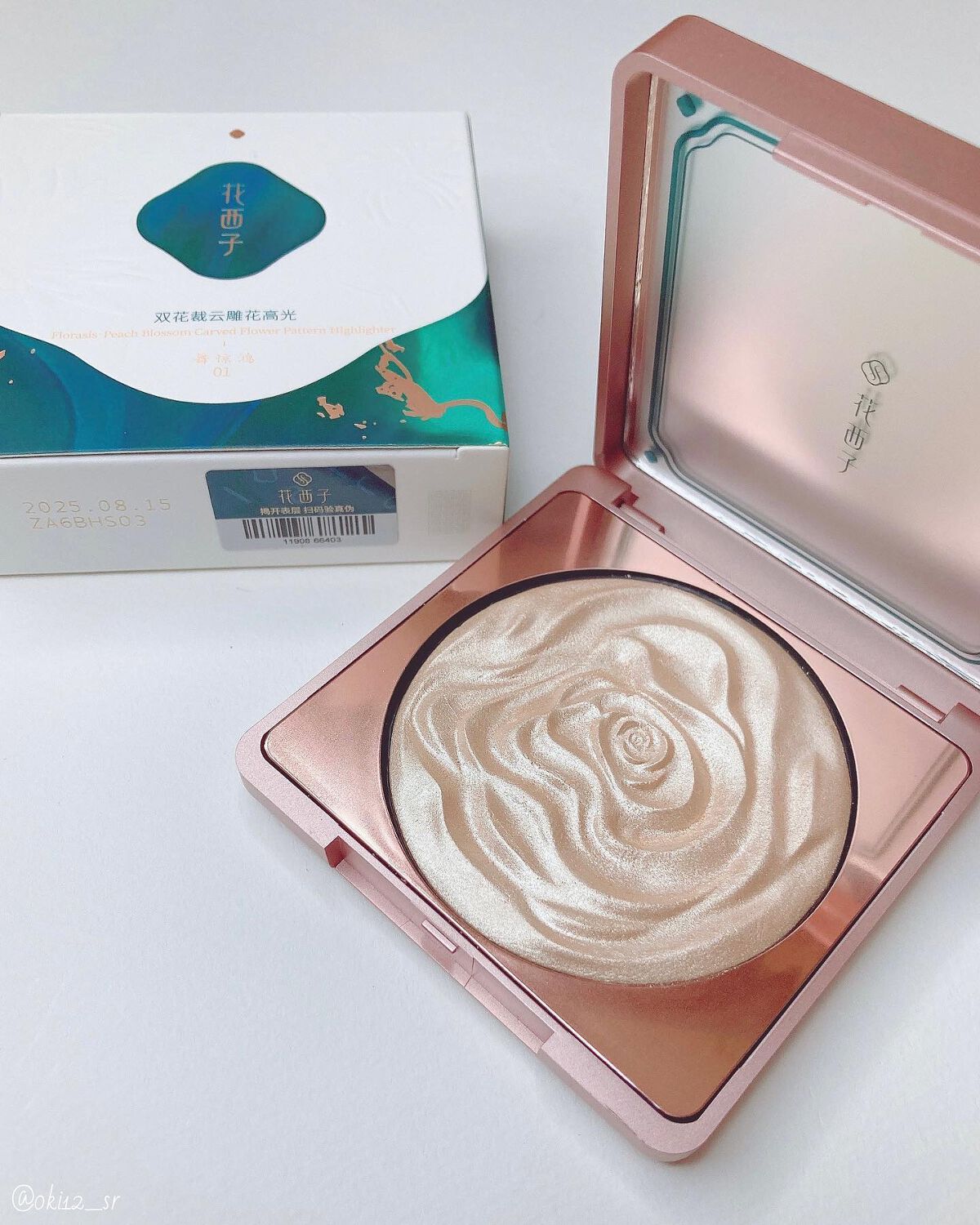 \ツヤ肌/このハイライト、最強すぎたからシェアさせて！💫【花西子】
⁡
⁡
───────────────
✧花西子 𝐅𝐥𝐨𝐫𝐚𝐬𝐢𝐬
双花彫刻ハイライト
▸01 パールシャンパンゴールド
───────────────
