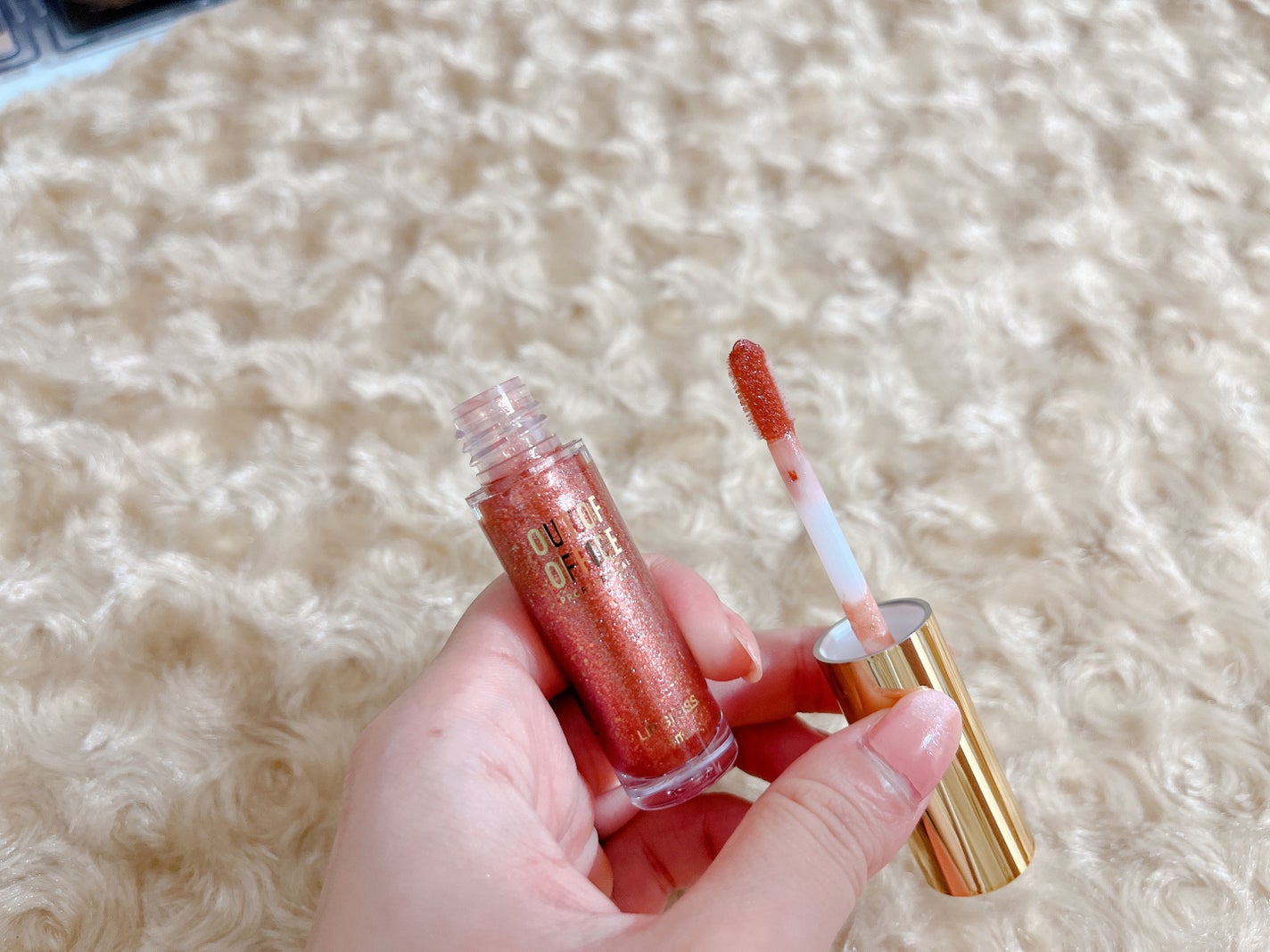 らむ on LIPS 「まるでアイシャドウみたいなざくざくラメリップOUTOFOFFI..」(3枚目)